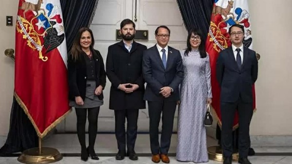 Ambassador Nguyen Viet Cuong presents Letter of Credentials to the President of Chile