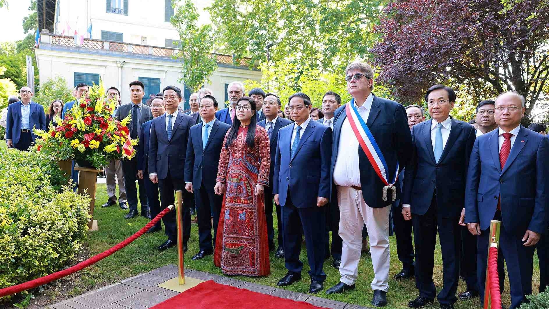 PM Pham Minh Chinh pays floral tribute to President Ho Chi Minh in France's Montreuil