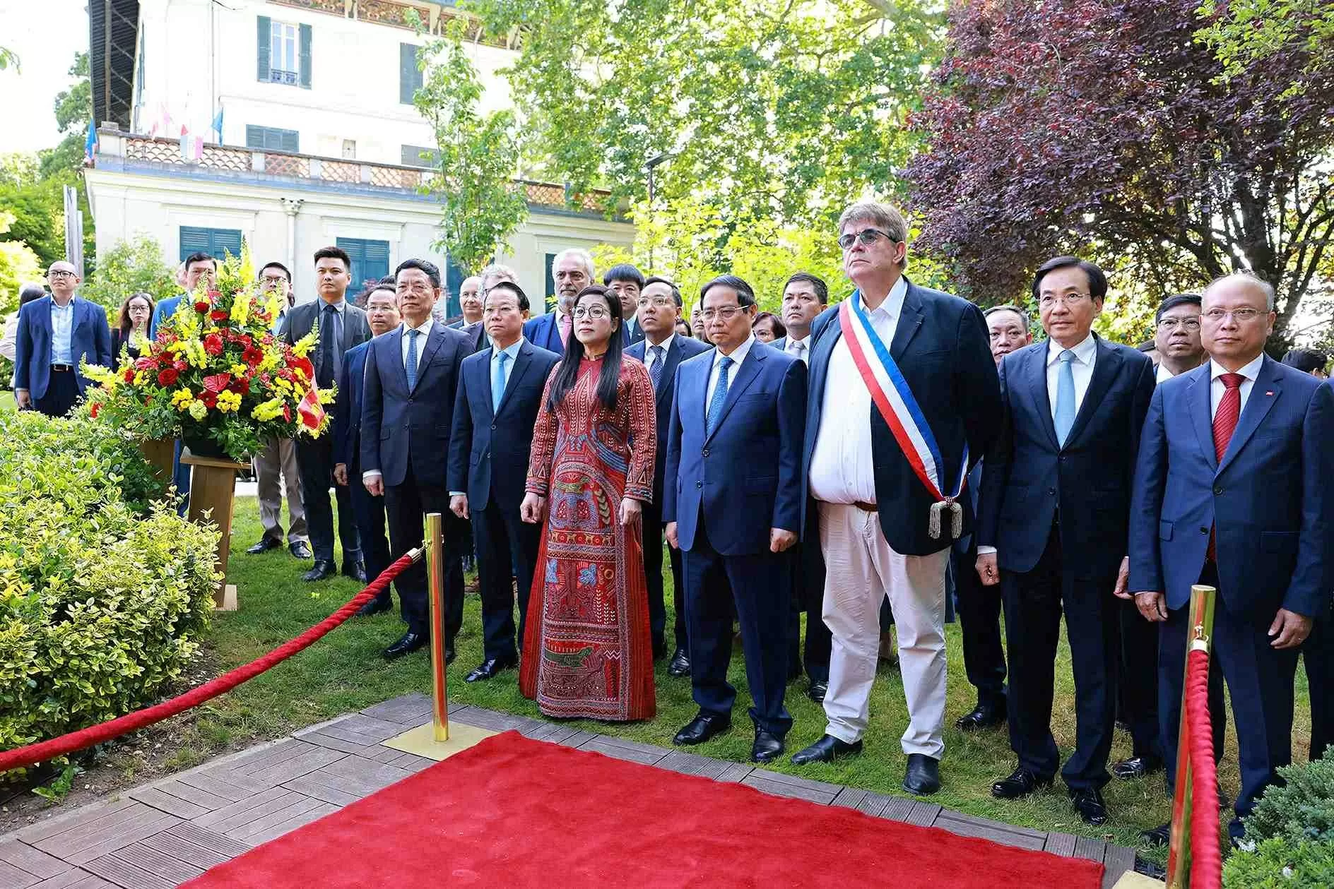 PM Pham Minh Chinh pays floral tribute to President Ho Chi Minh in France's Montreuil