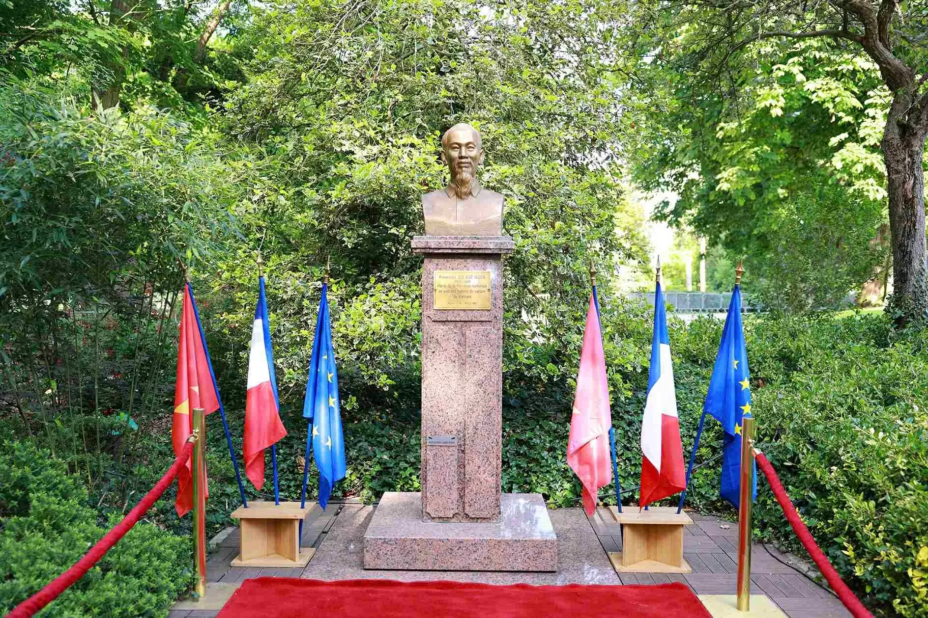 PM Pham Minh Chinh pays floral tribute to President Ho Chi Minh in France's Montreuil