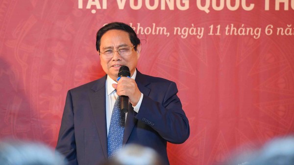 Prime Minister Pham Minh Chinh meets with Embassy staff and Vietnamese community in Stockholm, Sweden