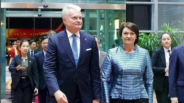 Lithuanian President arrived in Hanoi, beginning official visit to Vietnam