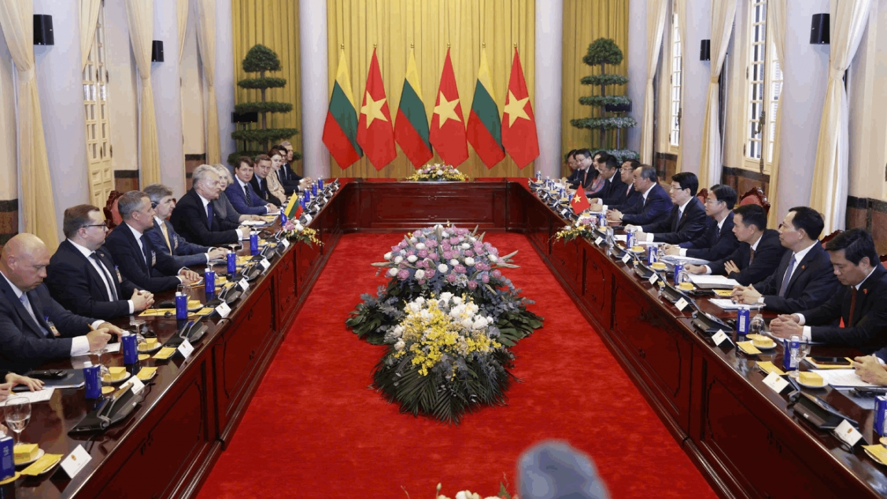 President Luong Cuong and Lithuanian President Gitanas Nauseda hold talks in Hanoi