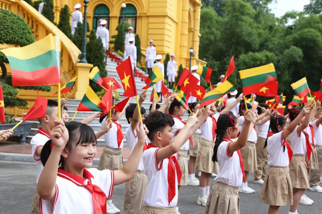 A strong sense of self-confidence on the faces of the Vietnamese people gives me confidence in Vietnam’s future: Lithuania’s President A strong sense of self-confidence on the faces of the Vietnamese people gives me confidence in Vietnam’s future: Lithuania’s President