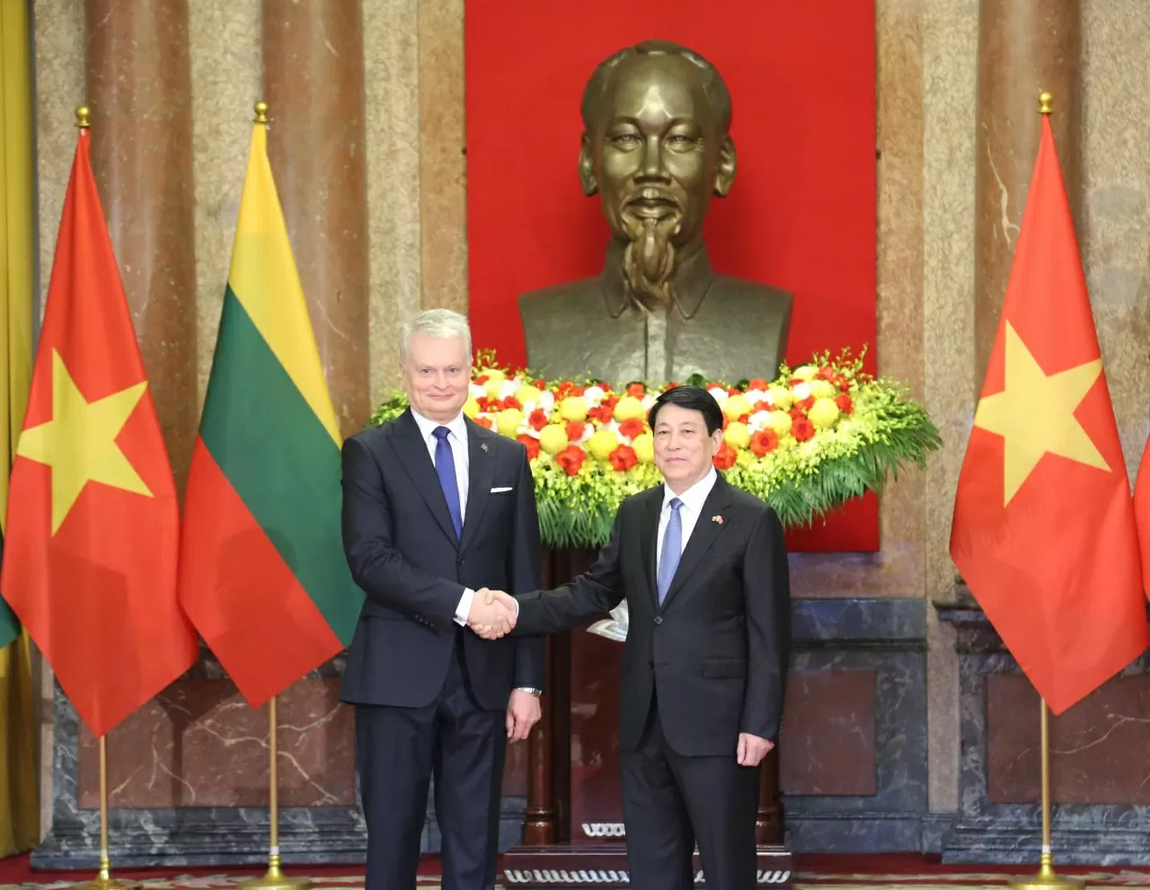 President Luong Cuong and Lithuanian President Gitanas Nauseda hold talks in Hanoi