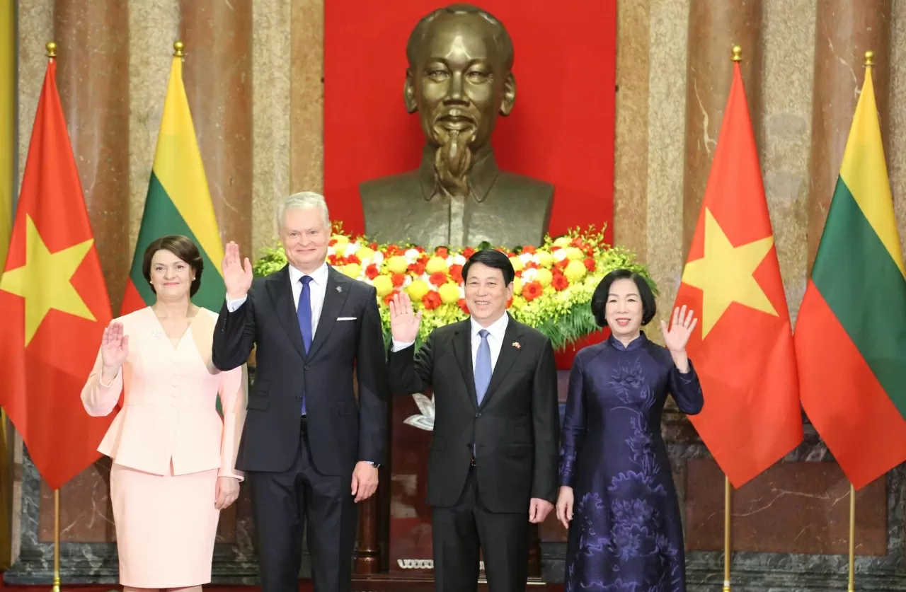 President Luong Cuong and Lithuanian President Gitanas Nauseda hold talks in Hanoi