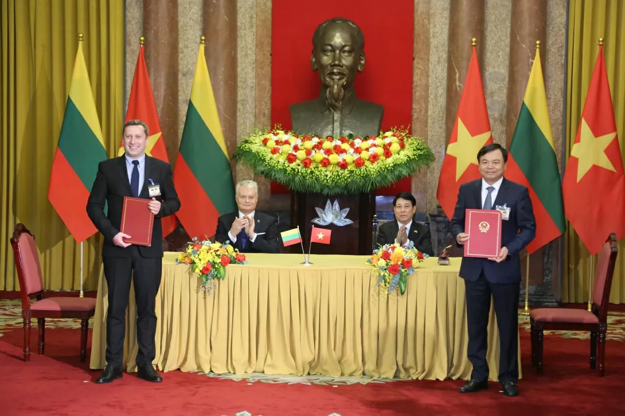 President Luong Cuong and Lithuanian President Gitanas Nauseda hold talks in Hanoi