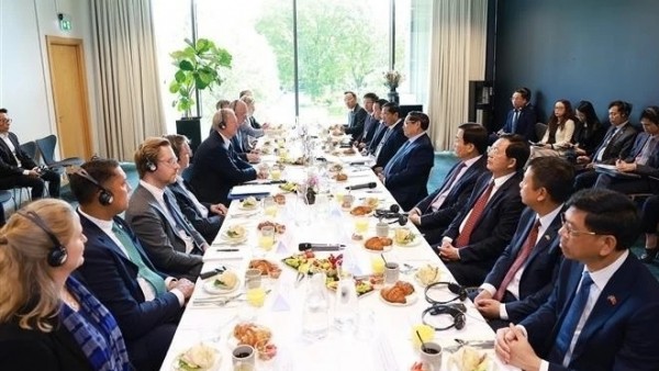 Prime Minister Pham Minh Chinh holds working breakfast with leaders of major Swedish firms in Stockholm