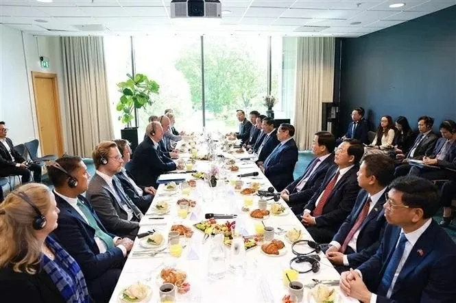 PM Pham Minh Chinh holds working breakfast with leaders of major Swedish firms in Stockholm