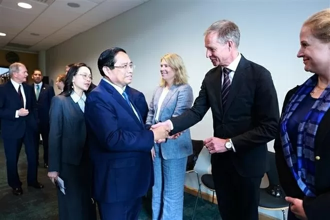 PM Pham Minh Chinh holds working breakfast with leaders of major Swedish firms in Stockholm