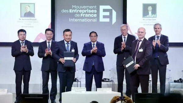 Vietnam Airlines signs MoU with ING Bank for strategic expansion at Vietnam–France Business Forum