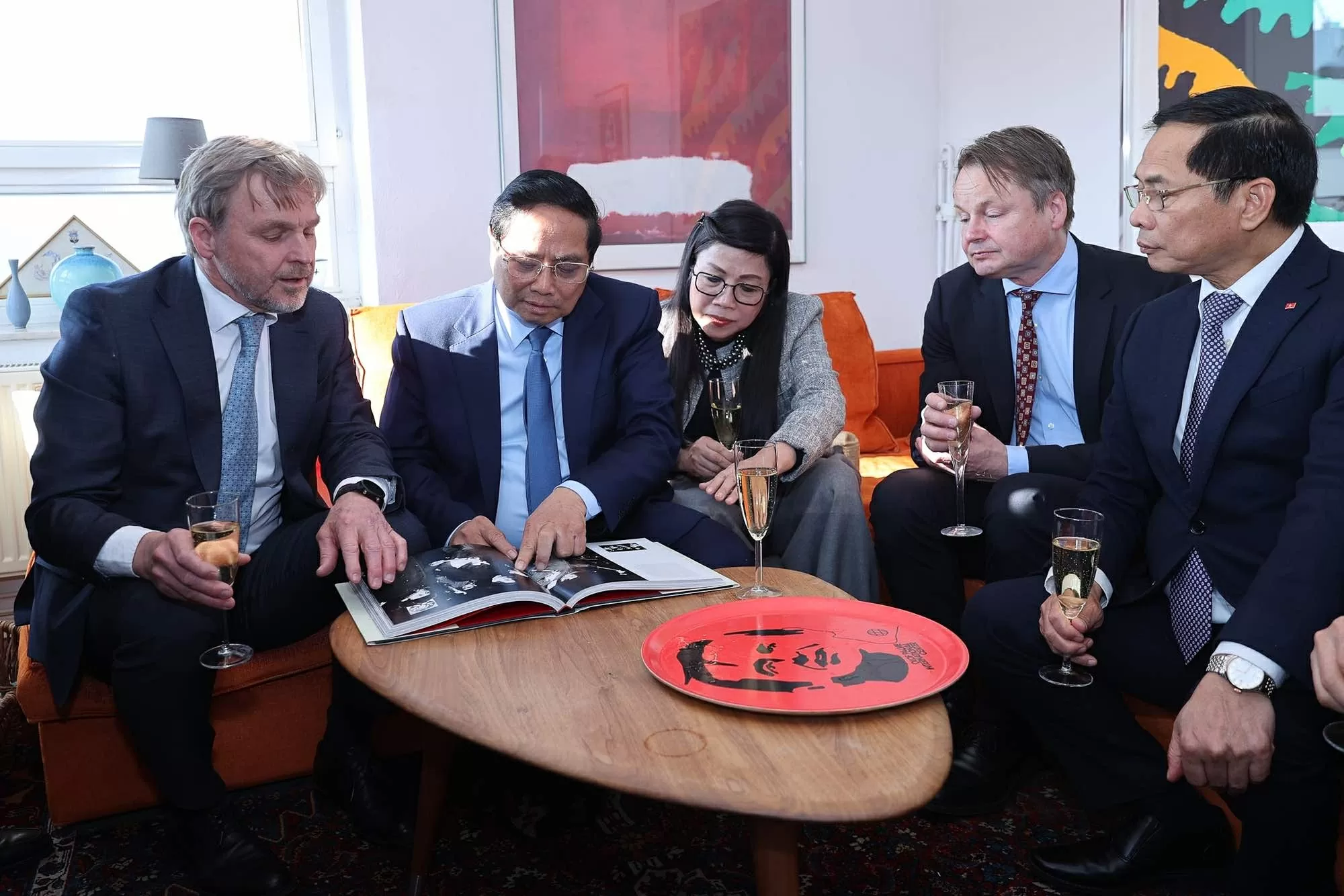 Prime Minister Pham Minh Chinh visits family of late Swedish Prime Minister Olof Palme Prime Minister Pham Minh Chinh visits family of late Swedish Prime Minister Olof Palme