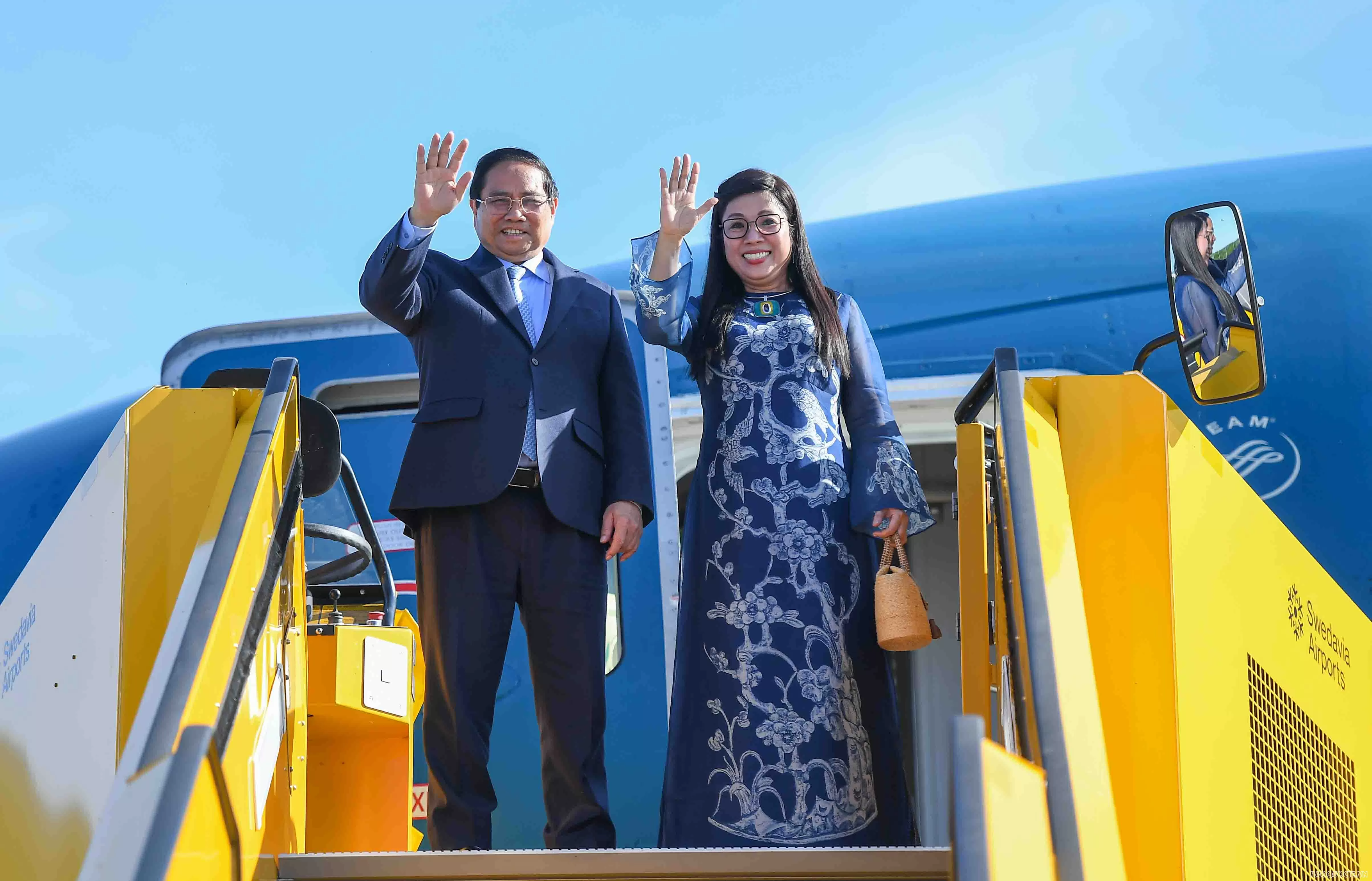 Thủ tướng Phạm Minh Chính và Phu nhân rời Stockholm, kết thúc tốt đẹp chuyến thăm Thuỵ Điển Thủ tướng Phạm Minh Chính và Phu nhân rời Stockholm, kết thúc tốt đẹp chuyến thăm Thuỵ Điển