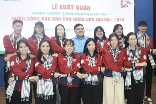 More than 100 youths in HCM City begin their volunteer trip to neighbouring Laos for volunteer activities until June 28. (Photo: www.sggp.org.vn)