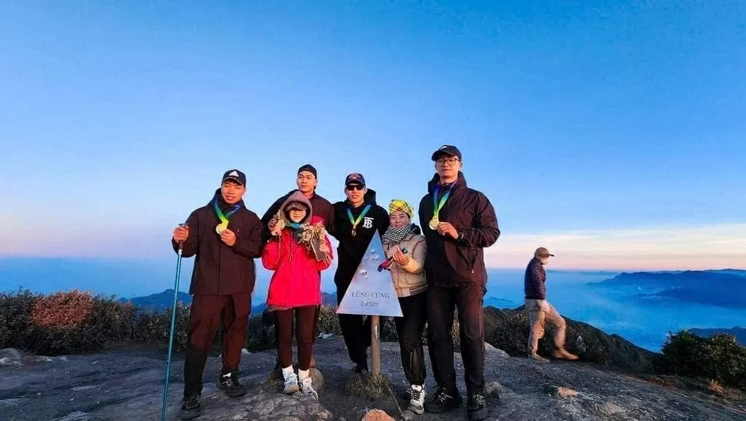 Tourists take part in a tour to conquer Lung Cung Peak in Nam Co commune, Mu Cang Chai district, and experience the local people's daily life. (Photo: VNA)
