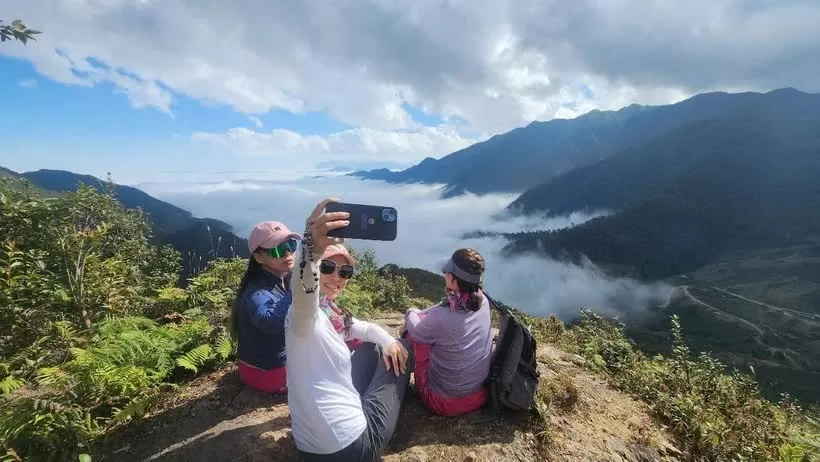 Tourists experience the Divine Rock tour in La Pan Tan commune, Mu Cang Chai district, Yen Bai province. (Photo: VNA)