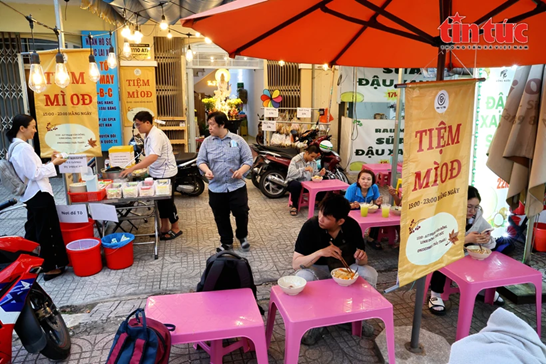 The free vegan noodle stall has quietly become a source of comfort and compassion for many. (Photo: VNA)