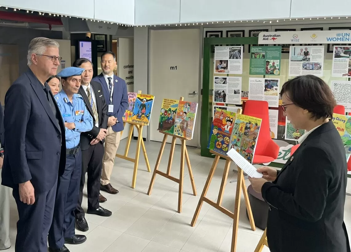 Mr. Lacroix visits the exhibition organized by UNDP Viet Nam and Viet Nam National Mine Action Center. (Photo: UN(