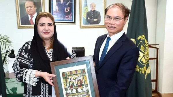 Ambassador Pham Anh Tuan works with the Pakistan-Vietnam Parliamentary Friendship Group