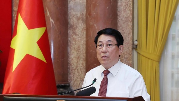 President Luong Cuong commends outstanding journalists on eve of revolutionary press centennial