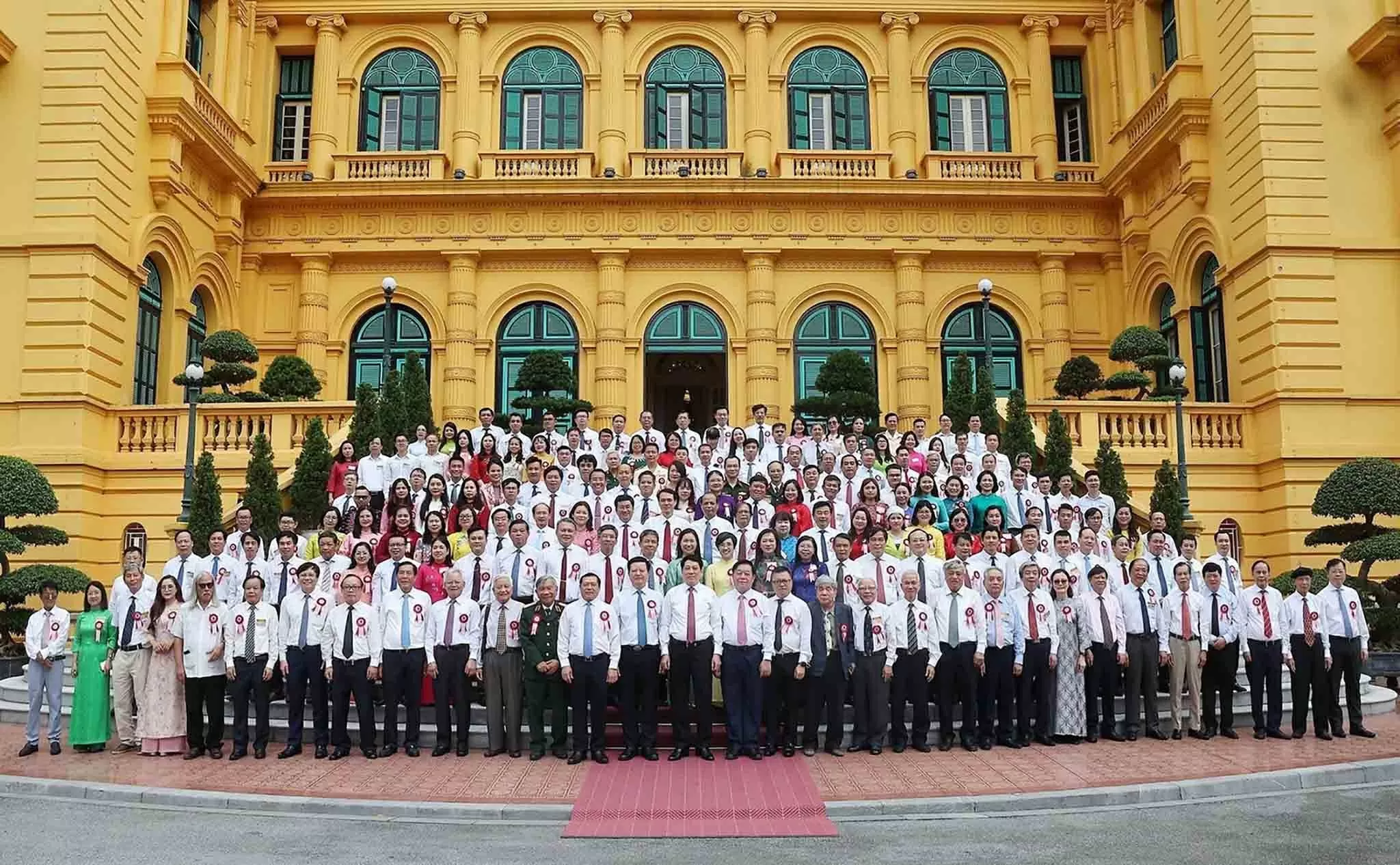 President Luong Cuong commends outstanding journalists on eve of revolutionary press centennial