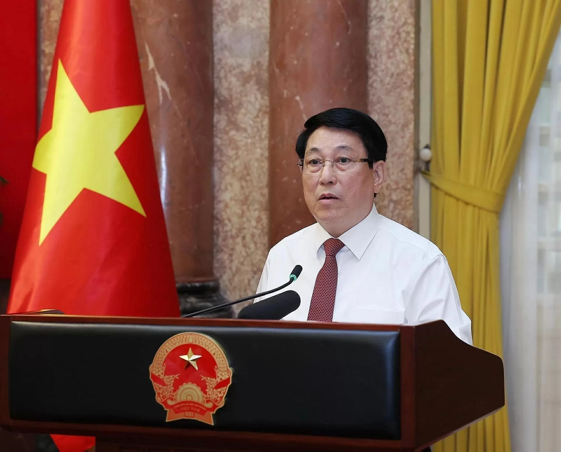 President Luong Cuong commends outstanding journalists on eve of revolutionary press centennial