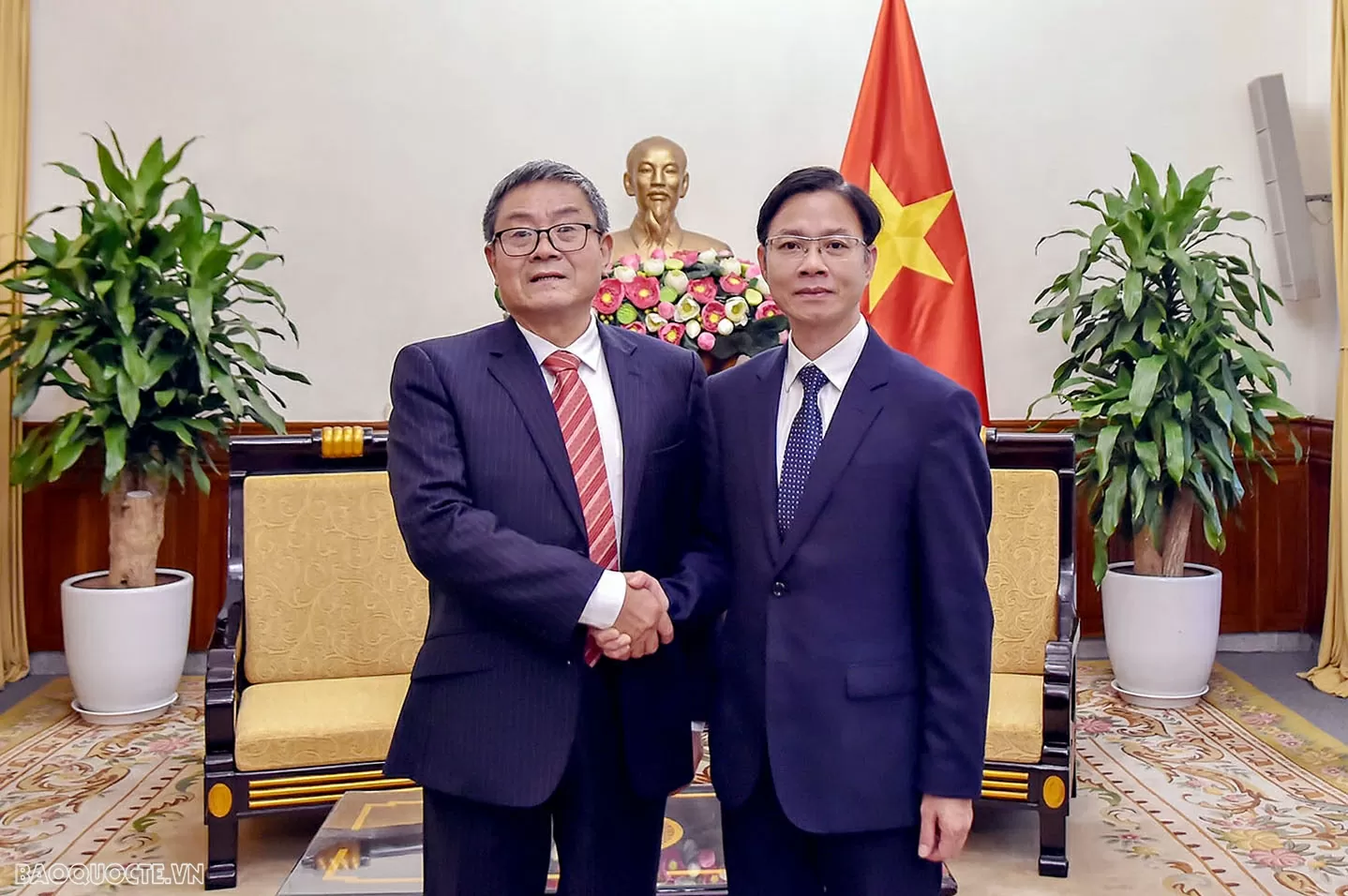 Vietnam, China officials intensify experience sharing in diplomatic affairs