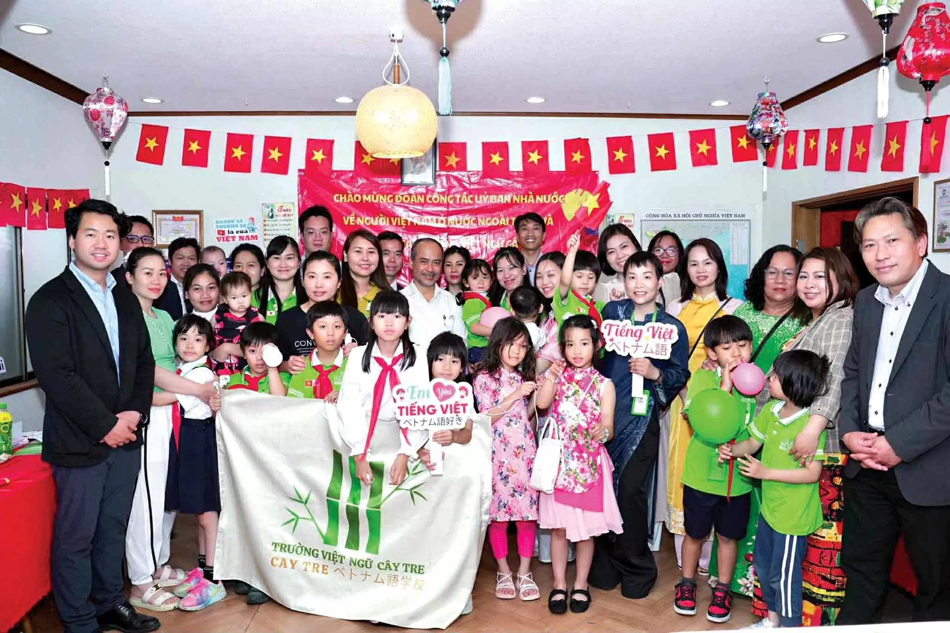 Đoàn công tác của Ủy ban Nhà nước về người Việt Nam ở nước ngoài thăm và làm việc tại Trường Việt ngữ Cây Tre (Kansai, Nhật Bản), ngày 11/6/2025. (Ảnh NVCC)