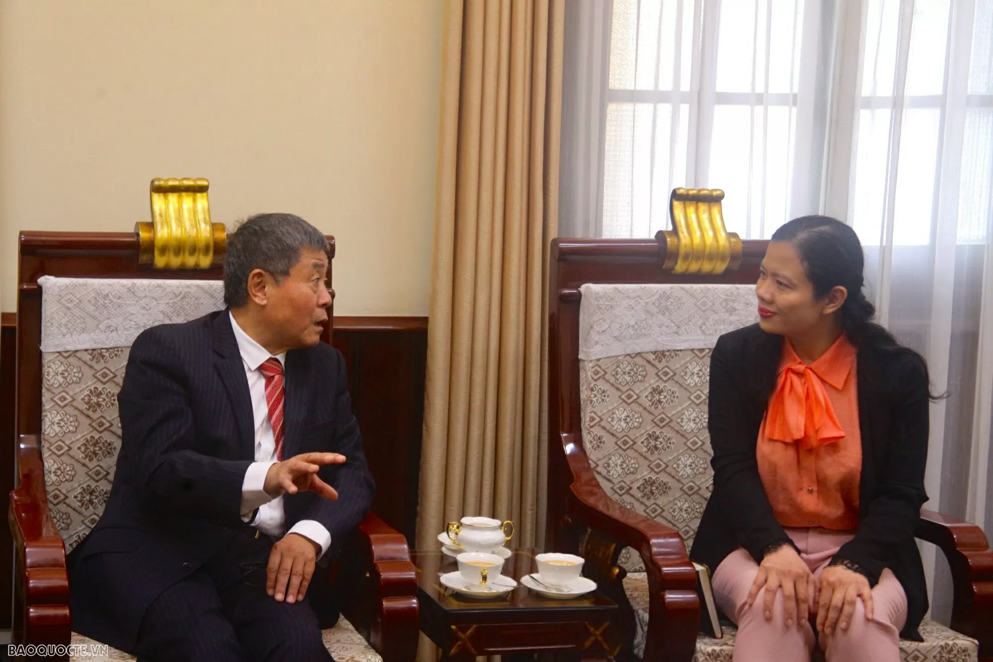 Phó Tổng Biên tập Hoàng Diễm Hạnh tiếp ông Đỗ Khải Văn, Uỷ viên Uỷ ban Tư vấn chính sách ngoại giao Trung Quốc, nguyên Phó Chủ Nhiệm Văn phòng Uỷ ban công tác đối ngoại Trung ương Trung Quốc, nguyên Đại sứ Trung Quốc tại Hy Lạp. (Ảnh: Việt Hoàng)