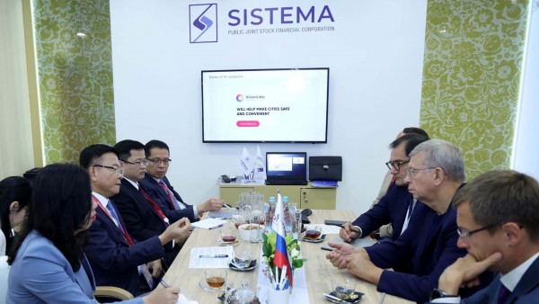 Deputy PM Le Thanh Long attends St. Petersburg economic forum, holds bilateral meetings