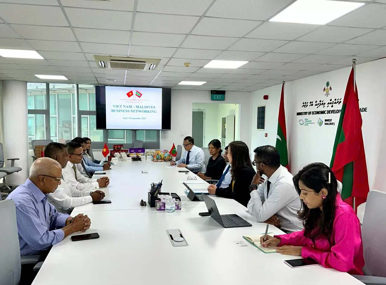 Ambassador Trinh Thi Tam and Maldivian State Minister of Economic Development and Trade Hussain Zamir cochaired the Viet Nam- Maldives Business Networking in Male in 2025.