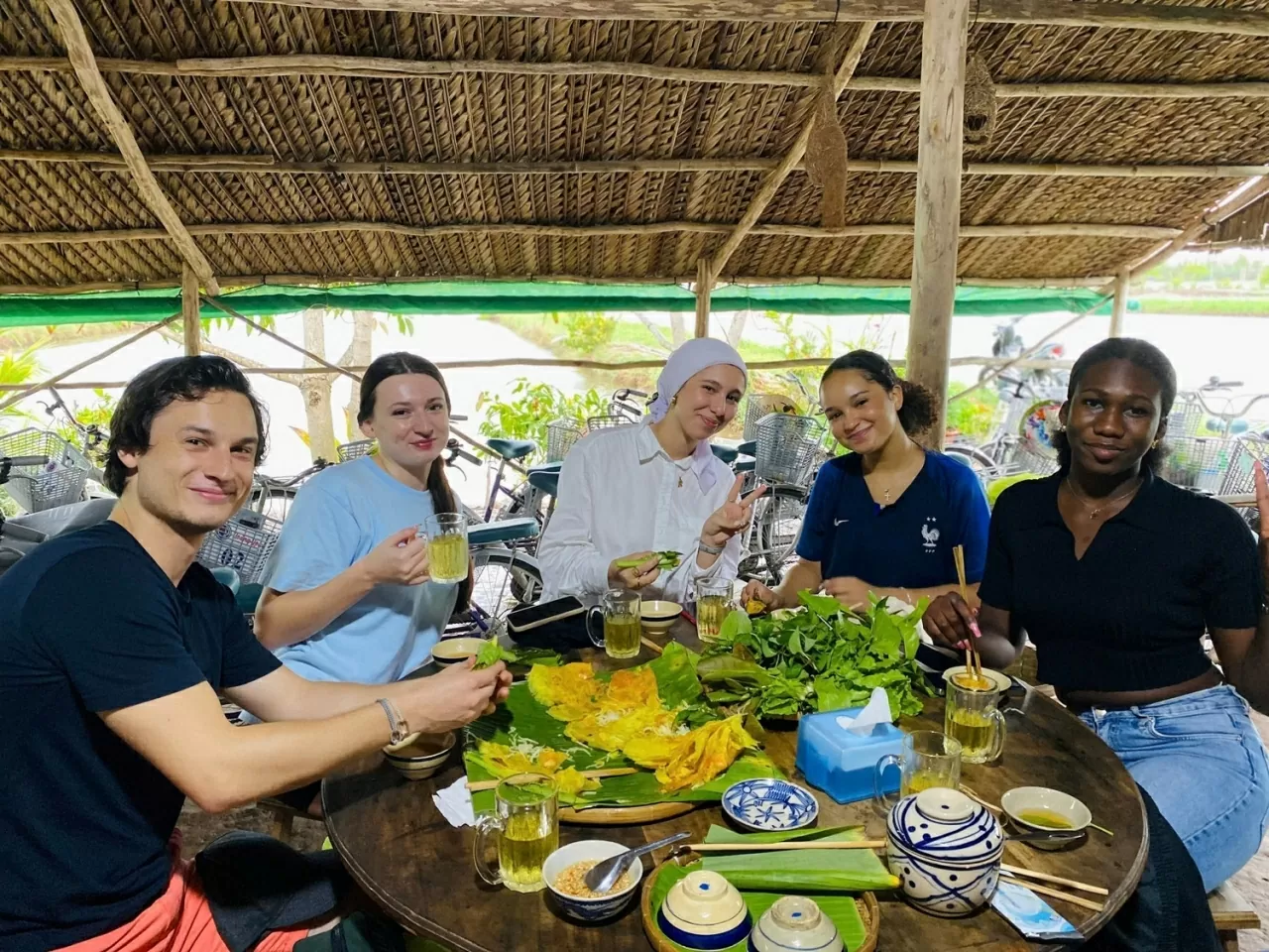 Foreign visitors try local foods at the Con Chim community-based tourism site (Photo: VNA)
