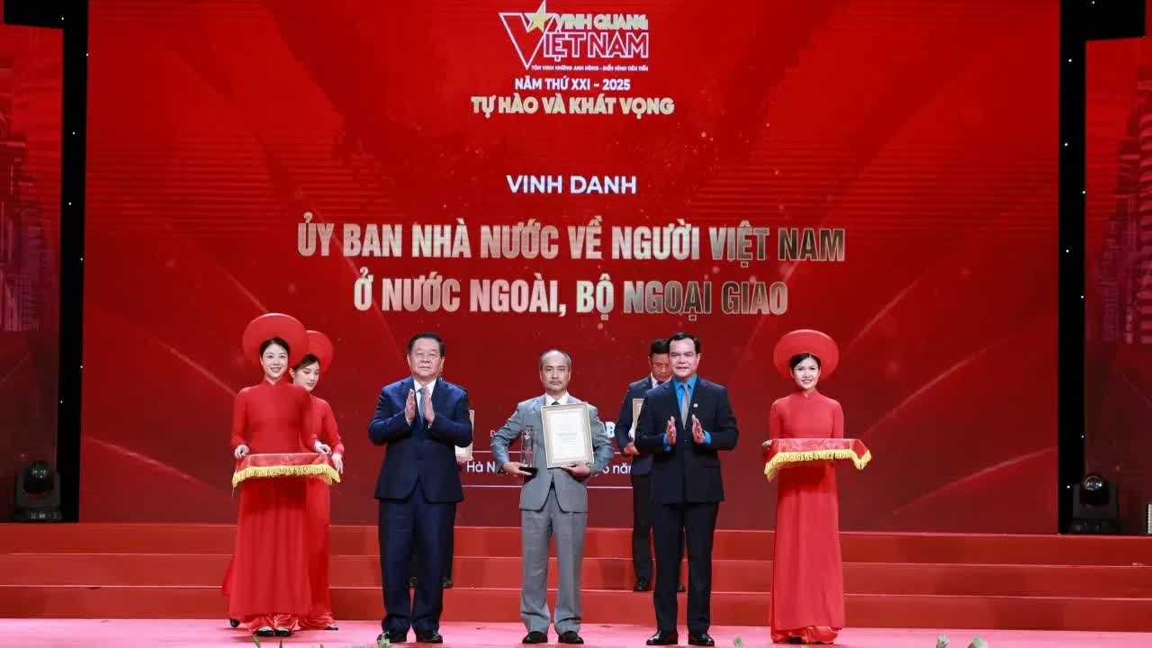 State Committee for Overseas Vietnamese Affairs honoured at ‘Glory of Vietnam 2025’ Program
