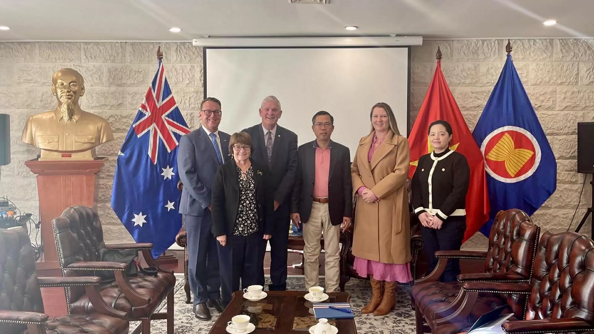 Đại sứ Phạm Hùng Tâm tiếp Thị trưởng thành phố Cockburn Logan K. Howlett