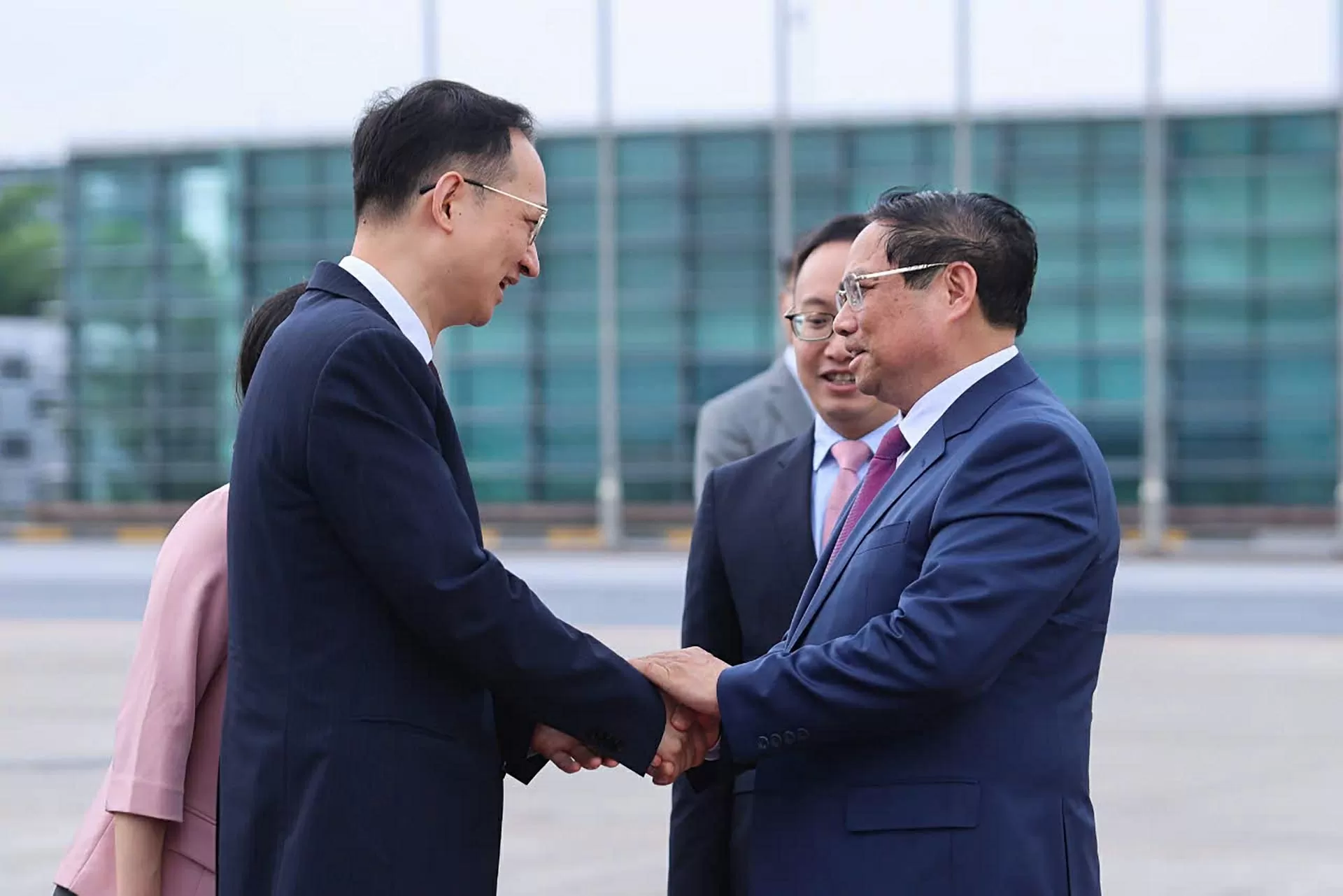 Prime Minister Pham Minh Chinh left Hanoi for WEF meeting, working visit to China