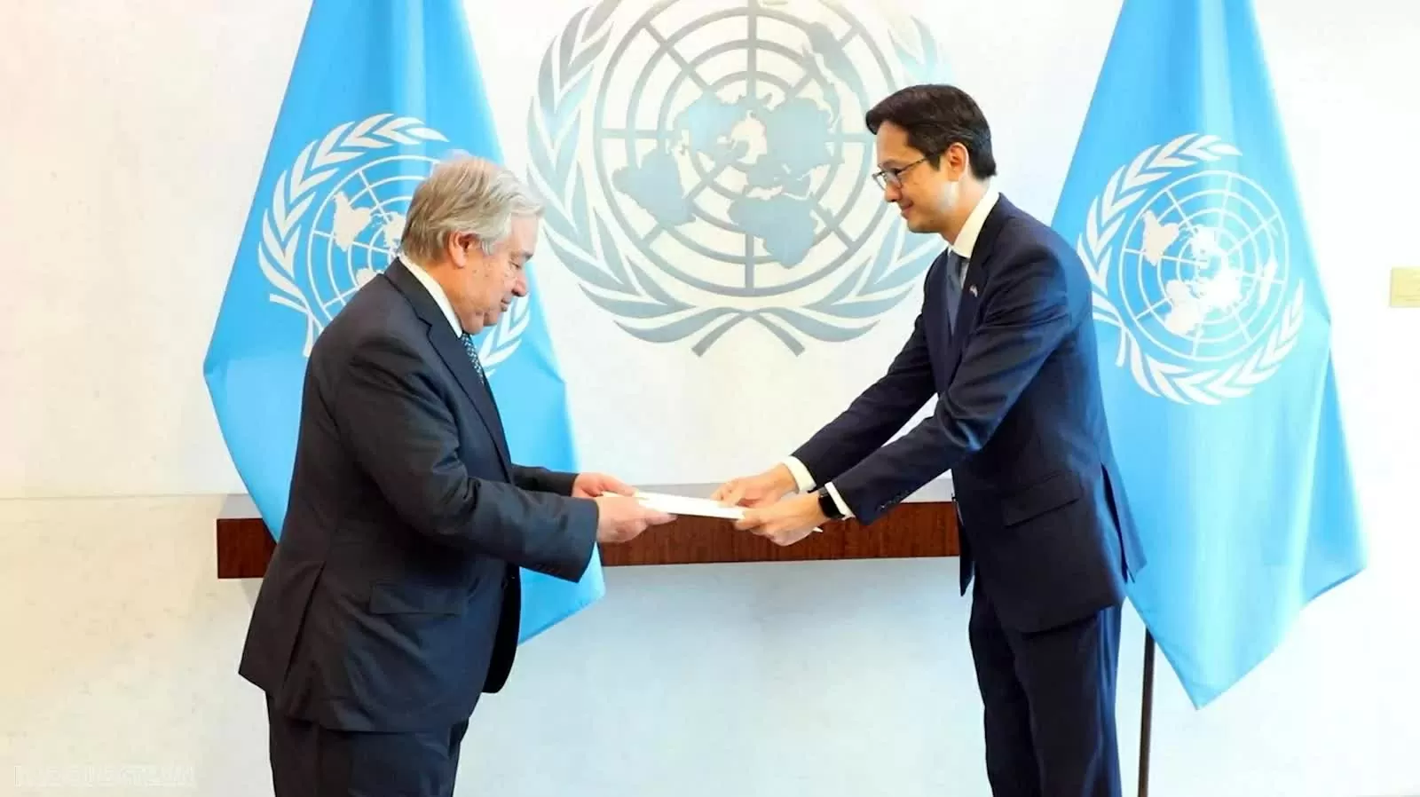 Ambassador Do Hung Viet presents his credentials to the UN Secretary-General