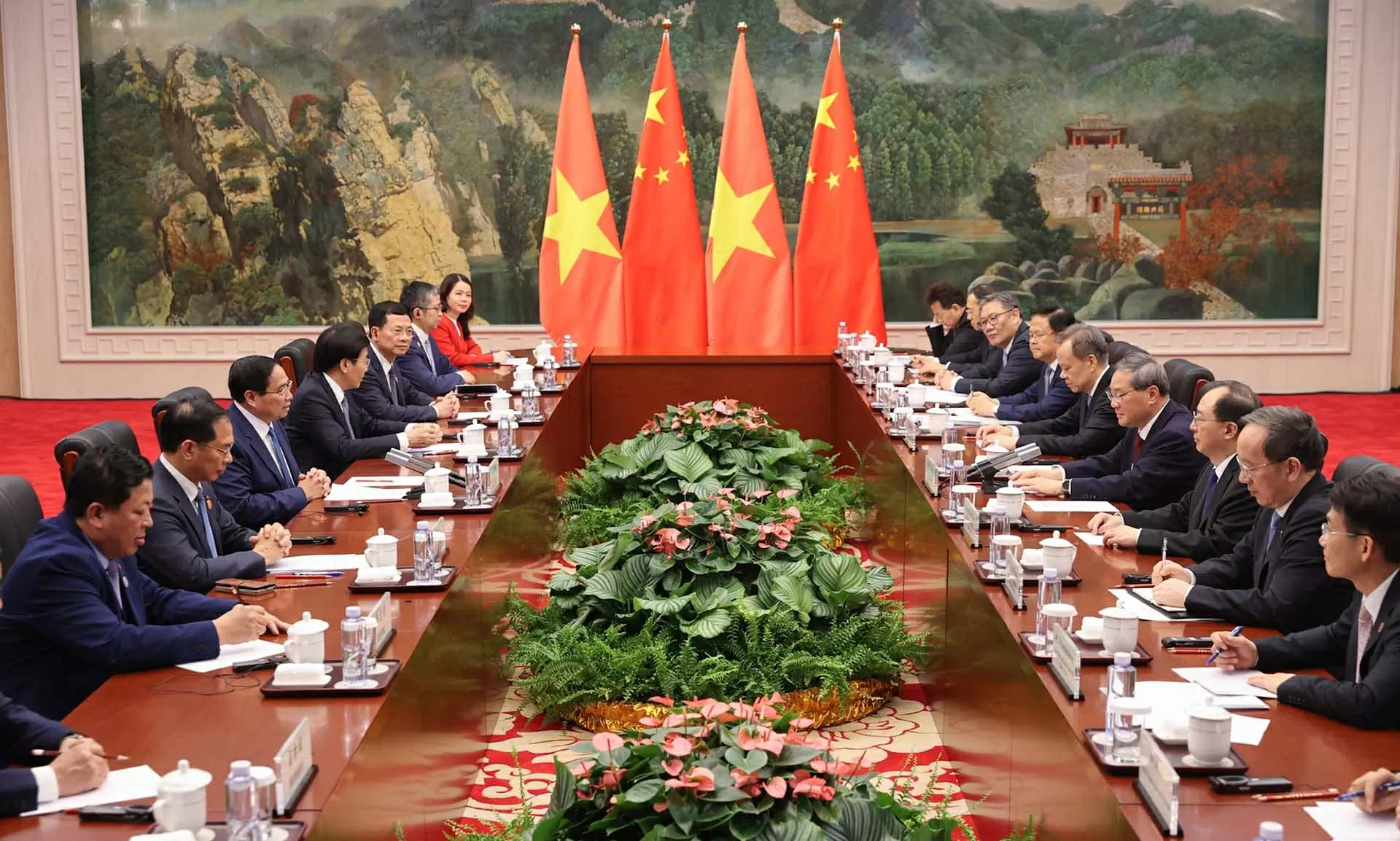 Vietnam, China Prime Ministers hold talks to advance bilateral cooperation