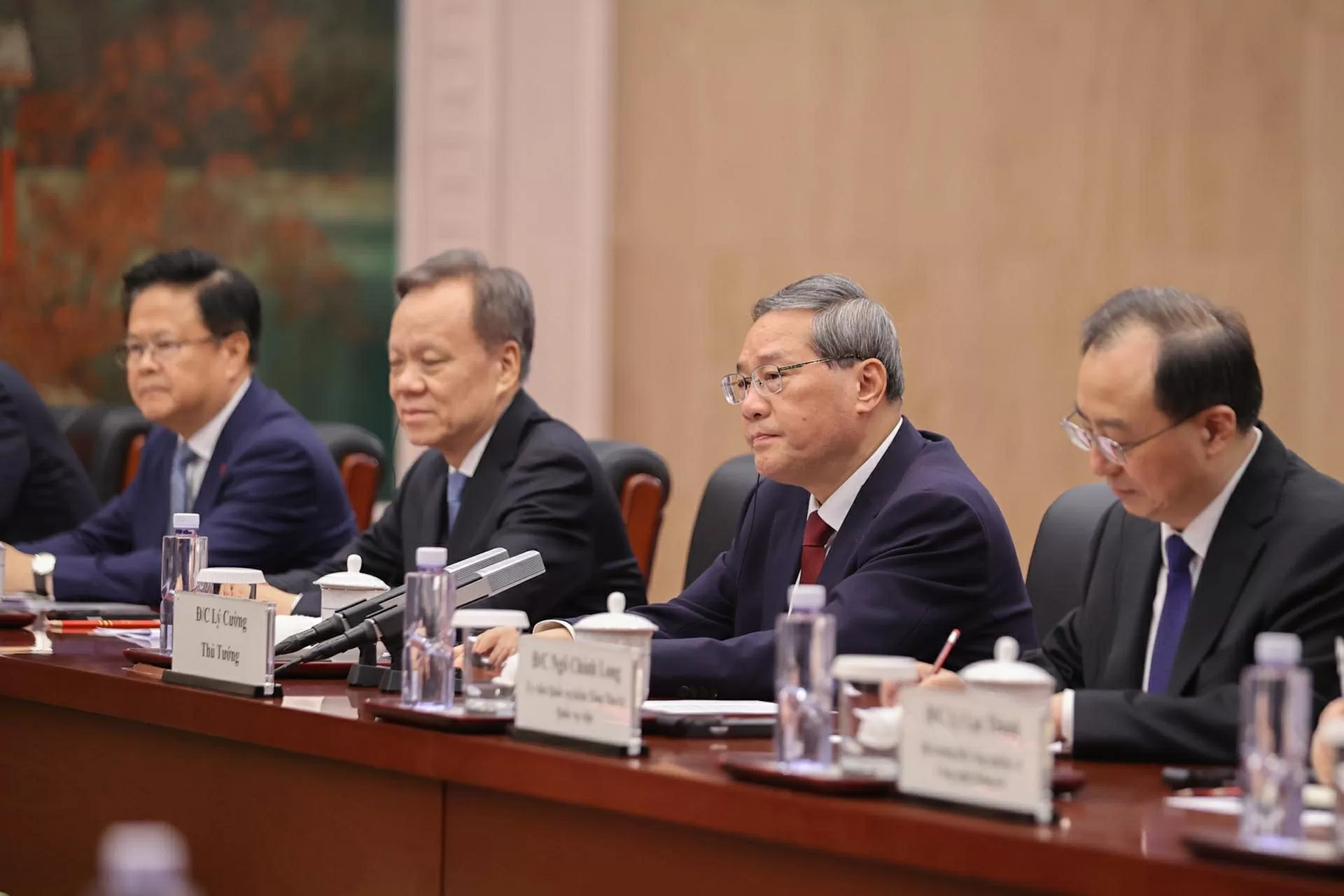 Vietnam, China Prime Ministers hold talks to advance bilateral cooperation