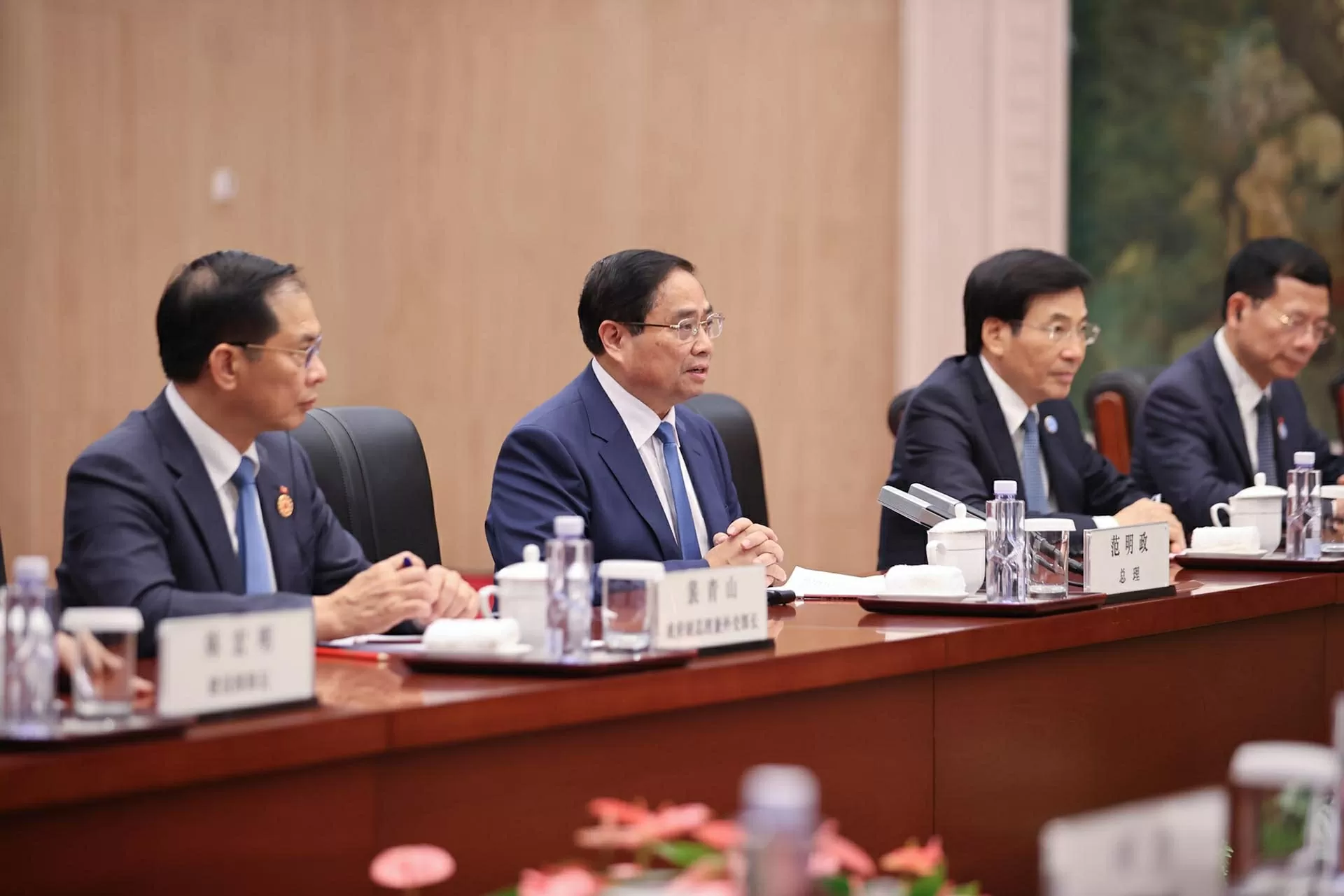 Vietnam, China Prime Ministers hold talks to advance bilateral cooperation