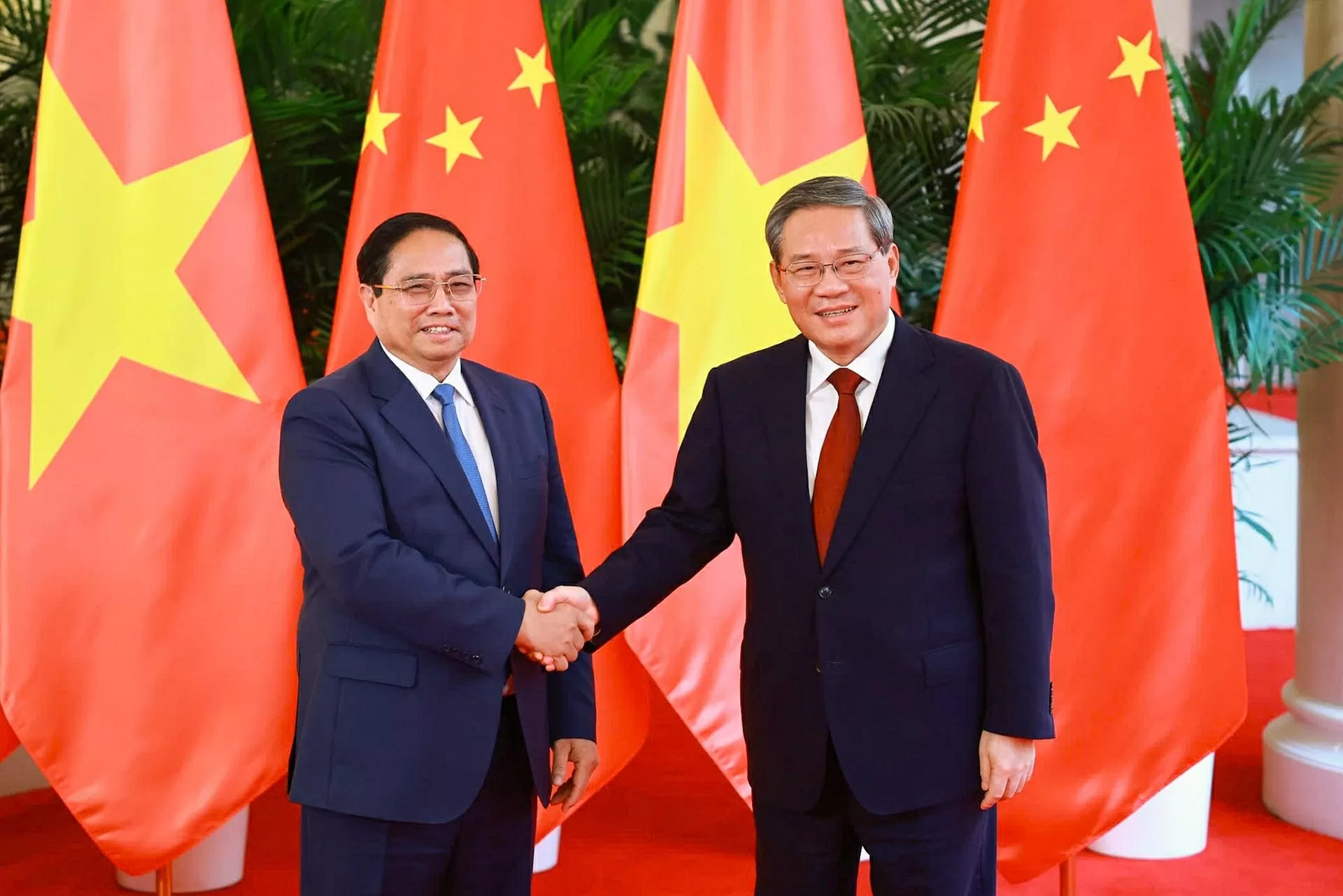 Vietnam, China Prime Ministers hold talks, pledge to advance bilateral cooperation