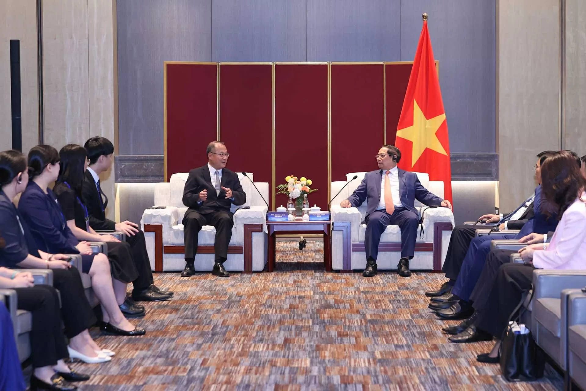 Prime Minister Pham Minh Chinh meets with Chinese corporations in Tianjin