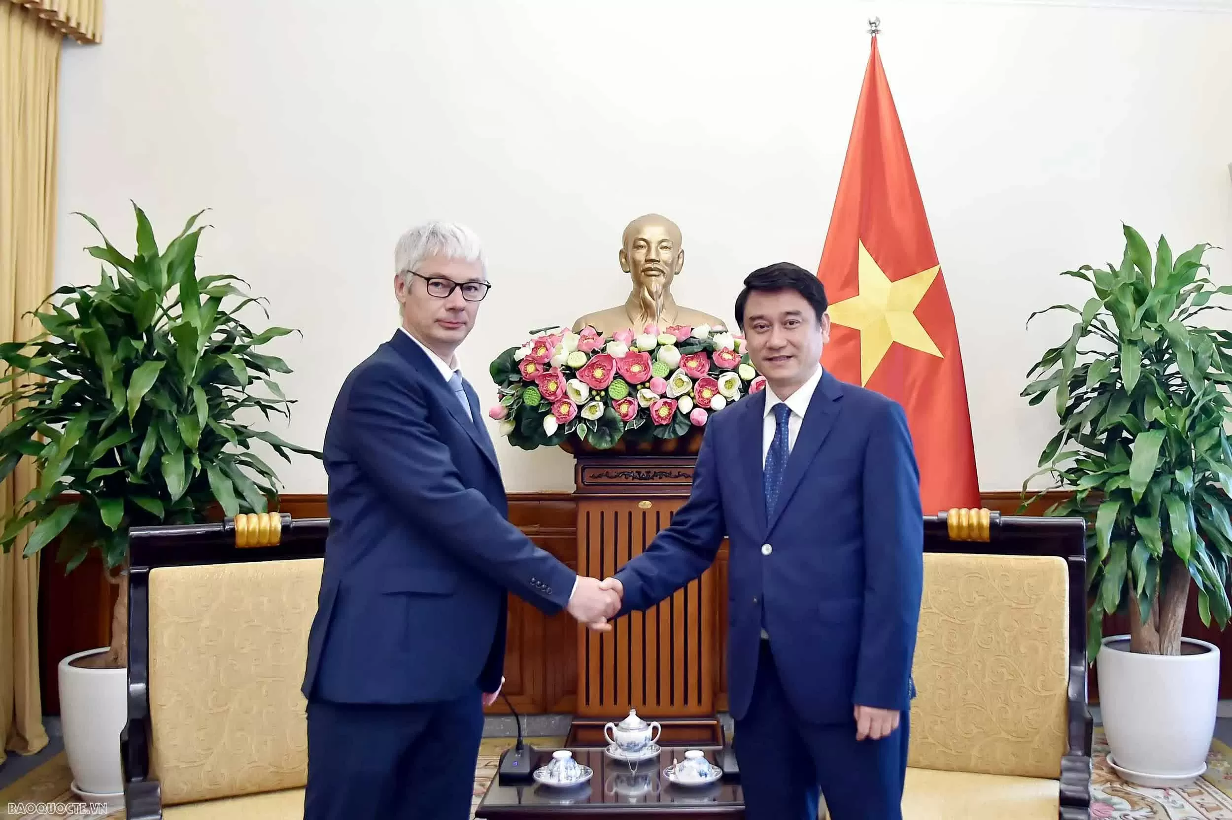 Deputy Foreign Minister Le Anh Tuan receives Director of the Department of Legal Affairs, Russian Ministry of Foreign Affairs