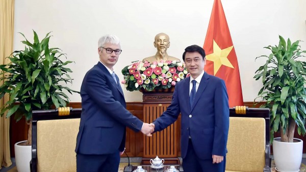 Deputy FM Le Anh Tuan receives a delegation from Russian Foreign Ministry's Legal Department