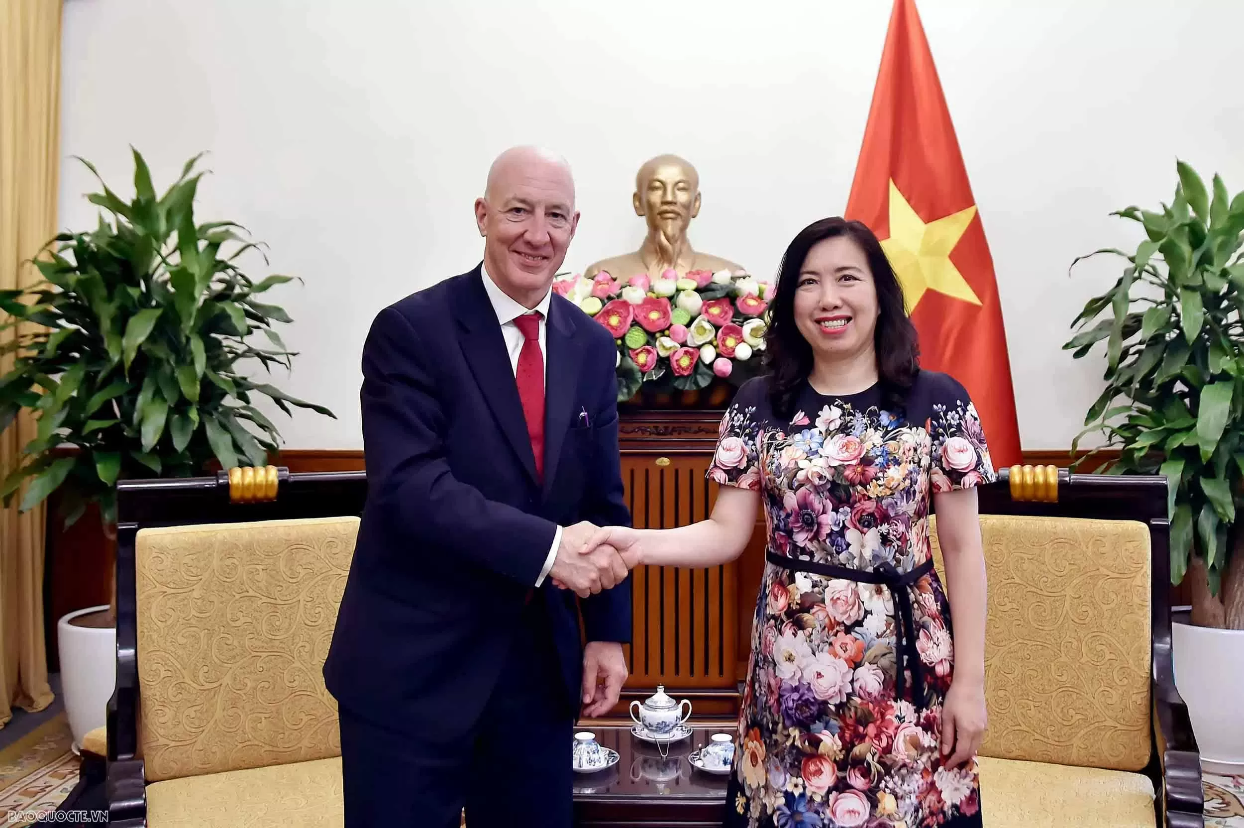 Deputy Foreign Minister Le Thi Thu Hang receives Chairman of the Vietnam-UK Friendship Network