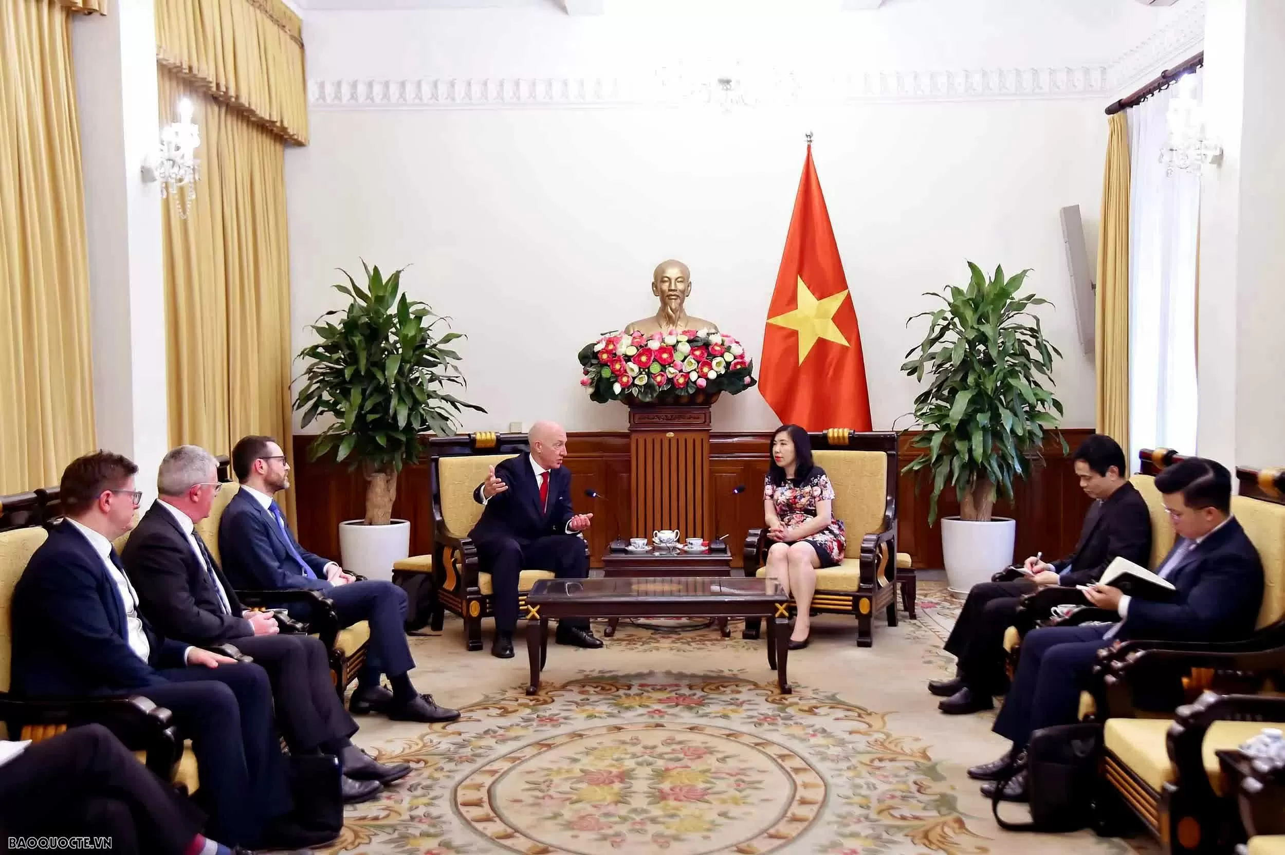 Deputy Foreign Minister Le Thi Thu Hang receives Chairman of the Vietnam-UK Friendship Network