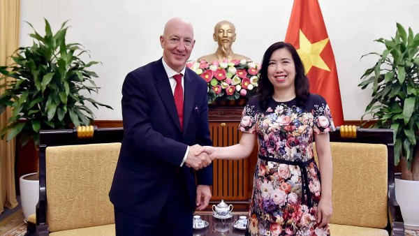 Deputy Foreign Minister Le Thi Thu Hang welcomes Chairman of the Vietnam-UK Friendship Network