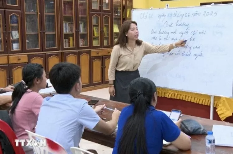 Lớp học tiếng Việt tại chùa Phật tích ở Thủ đô Vientiane Lớp học tiếng Việt tại chùa Phật tích ở Thủ đô Vientiane