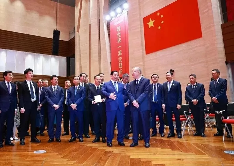 Prime Minister Pham Minh Chinh visits Shanghai stock exchange, financial centre