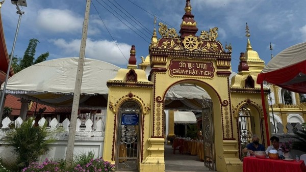 Vietnamese classes bridge generations at Phat Tich Pagoda in Vientiane