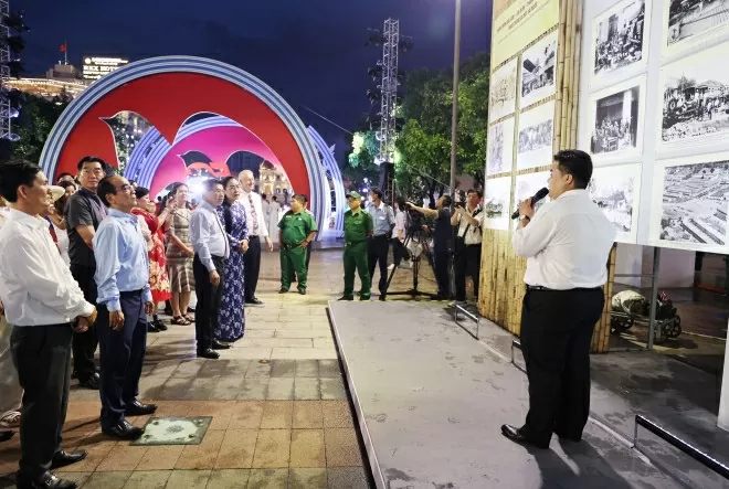 Delegates visit a photo exhibition showcasing the formation, construction, and development of Saigon – Cho Lon – Gia Dinh – Ho Chi Minh City. (Photo: VNA)